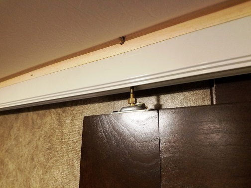 screw nut on top of bathroom door 20190106